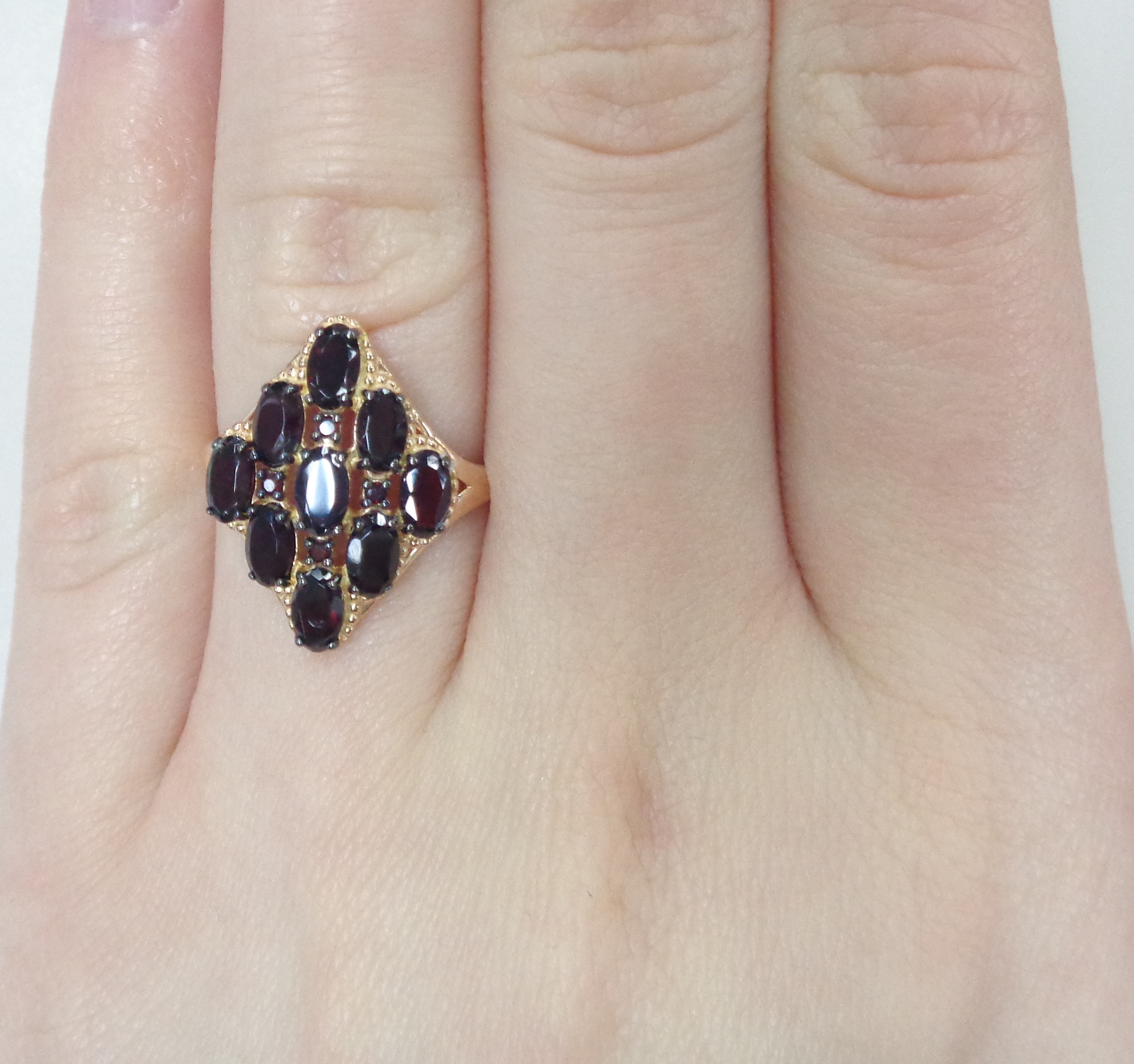 Серебряное кольцо с чешскими гранатами